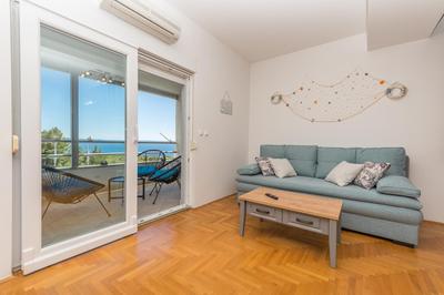 Deluxe 3 bedroom apartment with sea view