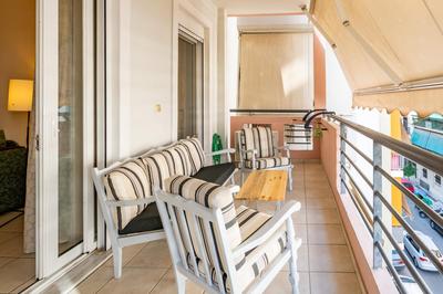 Flat in excellent location with private parking