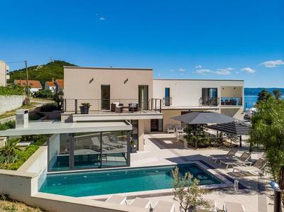 Luxury VILLA CECILIA with 4 en-suite bedrooms located 250m from the beach in Podstrana, max 8 people