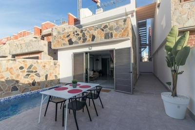 LUXURY 3 BED, 2 BATH DETACHED VILLA, PRIME LOCATION, ONLY 400 MTRS TO THE BEACH