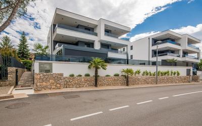 King Luxury Apartment with private Pool