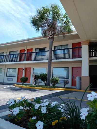 Hole Inn the Wall Hotel - Fort Walton Beach - Sunset Plaza - nearby Beaches & Hurlburt