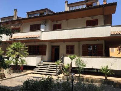 Casa di Zoe apartment - Punto di sosta x bikes auto e moto a 20 minuti dall'autostrada - parcheggio privato - giardino con barbecue -