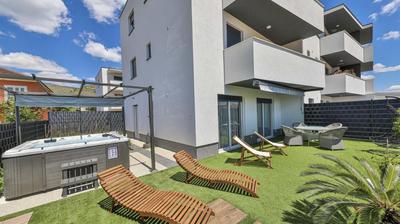 Hedonist-Luxury 2 bedroom apartment with private HOT TUB, garden and free parking