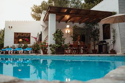 Villa en Cala Morell con piscina privada en el bosque