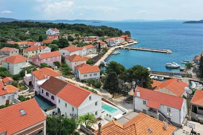 Villa Mira with a heated pool and a sea view
