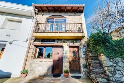 Apartamentos & Casa Rural Boada con Jardin Interior y Barbacoa