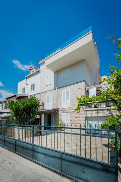 Niko's Charming Apartment with FREE parking