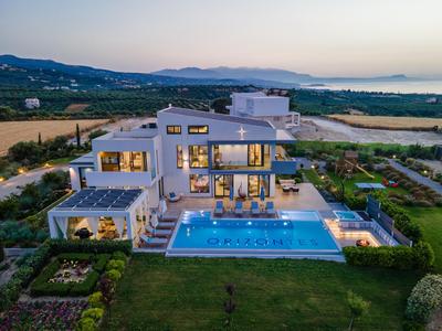 Luxury Villa Orizontes with Private Outdoor & Heated Indoor Pool, Hot Tub & Gym