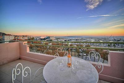 SUPERBE DUPLEX IDEALEMENT SITUE PROCHE PLAGES AVEC GRANDE TERRASSE VUE PORT !l A1B59
