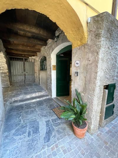 La Casa nei Vicoli: in Centro a Due Passi dal Lago