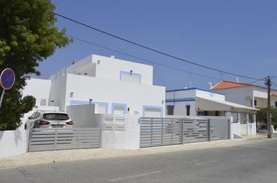 MORADIA NOVA E COMPLETA A 350 MTRS. PRAIA