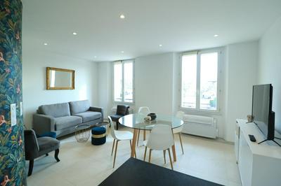 LUMINEUX 3 PIECES RENOVE FACE AU PORT l! A2B218