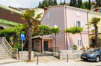 Apartman Gulliver in the center, 10 meters from the sea with private parking in natural shade