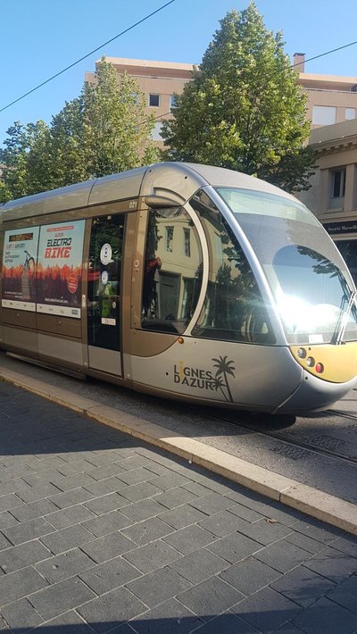 NEW CHEAP PRIVATE ROOM, KITCHEN , OVERWIEUW sea,TRAM on spot, 12 minutes from nice train station with tram , beach in 17 min tram , CHAMBRE PRIVÉE pas cher