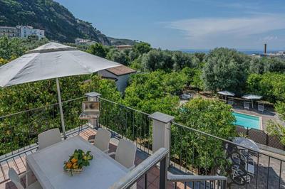 Casa Gege', for up to 5 guests, shared pool, Sorrento center