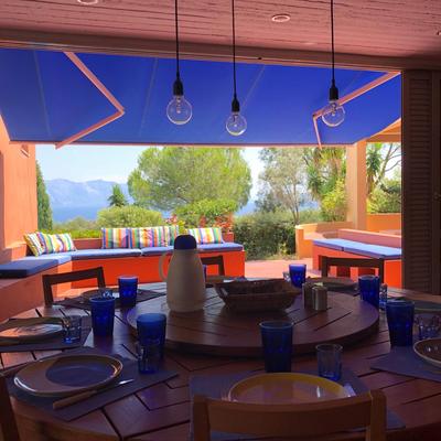 Villa with swimming pool and tennis/basketball court