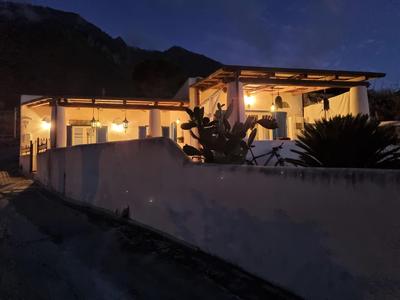 La Resilienza - Villetta Eoliana sul mare, in centro a Malfa