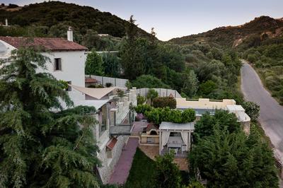 Verekinthos Villas - Pool, Hot Tub, BBQ, Kids Playground, Stunning Mountain Views