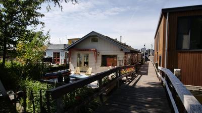 Houseboat apartment with water terrace, free bikes & fast wifi