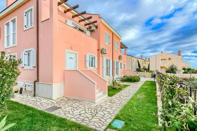 Medulin Luxury Apartments with beautiful garden 100 m from beach