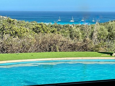 Villa AZURA, vue panoramique et proche mer à Santa Giulia, piscine chauffée