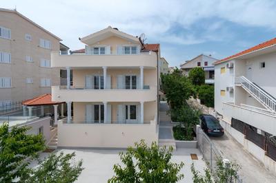 Spacious Modern Apartment Miljak - 1min to the beach