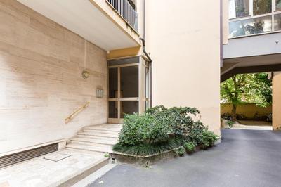 GuestHost - Piazza Oberdan Patio Apartment