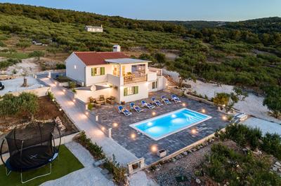 Holiday Home Nono Ante with heated pool
