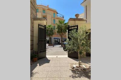 Piazza Anco Marzio fronte mare casa con giardino