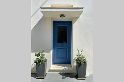 PANOS ROOMS Modern 3-Bedroom Apartment