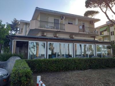 Spacious double room a stone throw from the sea