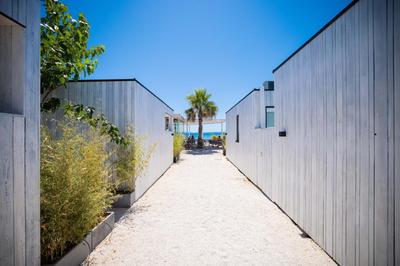 Arcadia Eco-Luxe Mobile Homes with infiniry pool by OIKO Collection