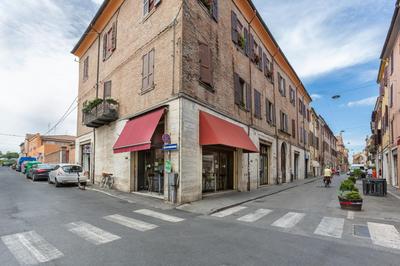 GuestHost - Ferrara Mayr White Apartment