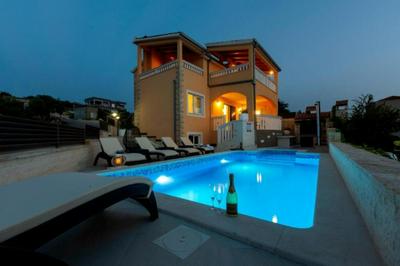 Holiday Home Ante - with pool & gym