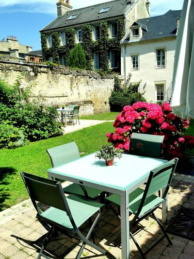 Apt duplex ou plain pied tout confort plein centre ville Bayeux proche commerces, restaurants, avec terrasse privative ou jardin commun aménagé clos, parki