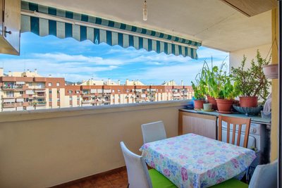 Elegant apartment in Marbella with sea and mountain view.