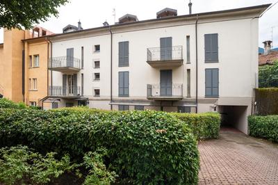 GuestHost - Lake Como Studio with Balcony & Parking!
