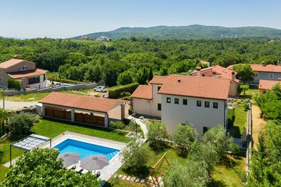 Holiday House OLIVE GROVE with pool and garden
