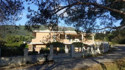 Villa Luigi a Poggio dei Pini, alloggio con giardino e posto auto