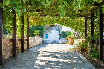 A 3bedroom country house, with pool close to beach