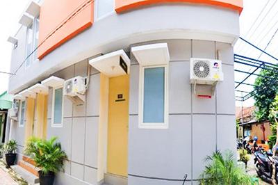 Muzdalifa Syariah near Alun Alun Gresik Mitra RedDoorz