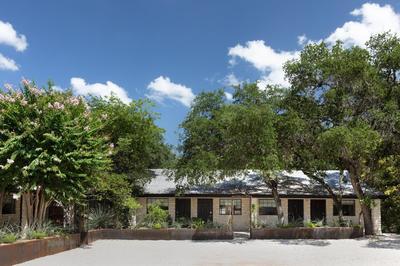 Wimberley Inn & bar
