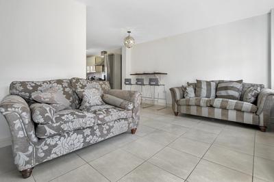 Pink Sapphire Double Room with En-suite & Wifi