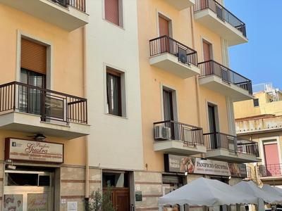Centro Storico, Piazza Carmine: La Casa di Angela