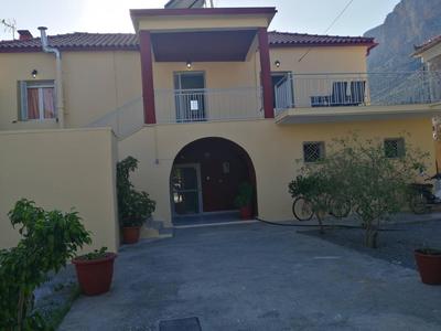 Sunny cozy House with grand courtyard