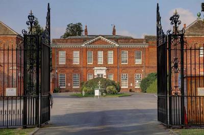 Baylis Park Hotel