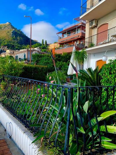 Spacious apartment in Taormina with sea view and balconies
