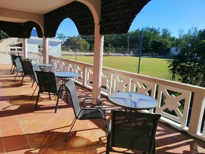 Spacious Villa with Pool and 10 Bedrooms in Quatre Cocos