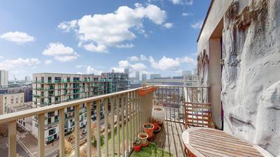 Lovely 2 bedroom flat with balcony in Stratford